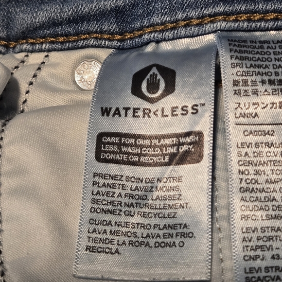 Levi's 311 Shaping Skinny Capri Jeans Plus Size 18W Light Wash Denim Zip 5Pocket - Picture 9 of 15